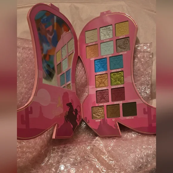 COWGIRL QUEEN EYE SHADOW PALETTE IT IS SO WELL CONSTRUCTED!JEFFREE STAR
